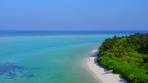 Luftfahrt des tropischen Küstenstrandes vor blauem Wasser und Sandhintergrund