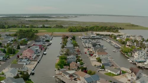 Vista aérea desde un Zumbido del suburbio residencial local del río con vista del lejano río Toms