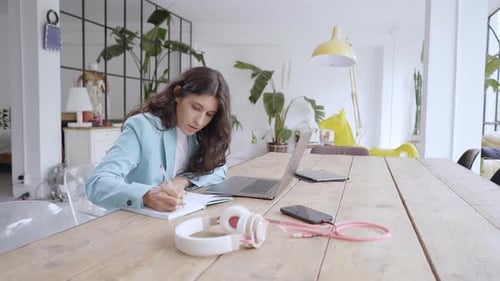 Geschäftsfrau arbeitet zu Hause