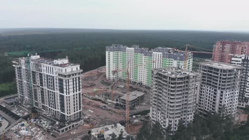 Baustelle mit Kran. Hochkran mit Neubauten
