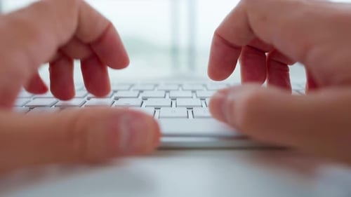 Мужские руки печатают на клавиатуре компьютера Экстремальный крупный план. Концепция удаленной работы.