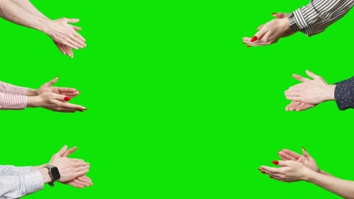 Las manos aplauden en el fondo de la pantalla verde