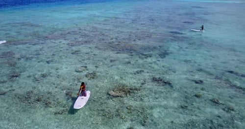 Tagsüber Overhead-Tourismusaufnahme eines weißen Sandstrandes im Paradies und blauem Ozeanhintergrund