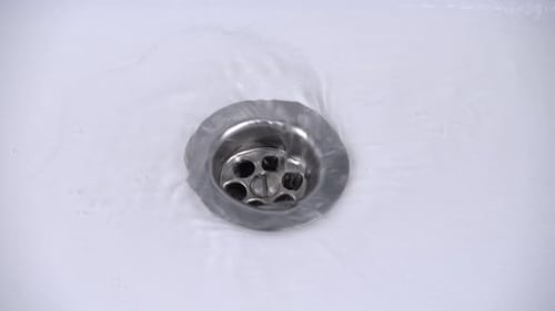 A água é lavada no dreno de água