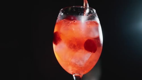 Ein Barkeeper macht einen Cocktail im Nachtclub oder Pub. Zeitlupe ab 100 Fps