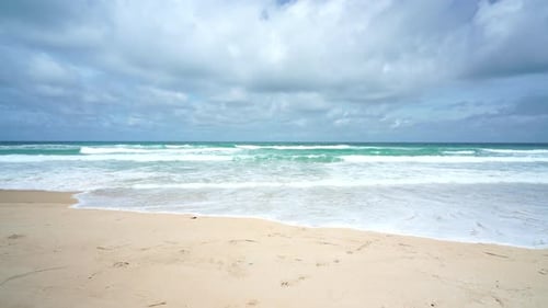 Blauer Ozean und Sandstrand