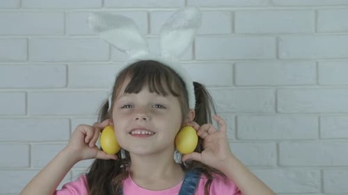 Fröhliches Kind zu Ostern.