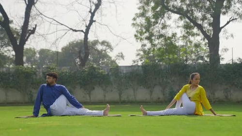 Demi Spinal Twist Yoga pose ou Ardha Matsyendrasana est fait par un couple indien