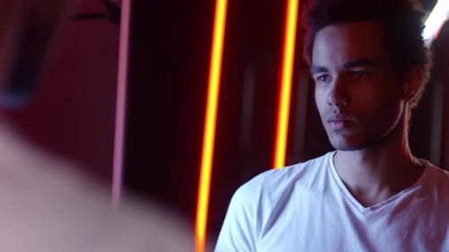 Homem mestiço olhando no espelho