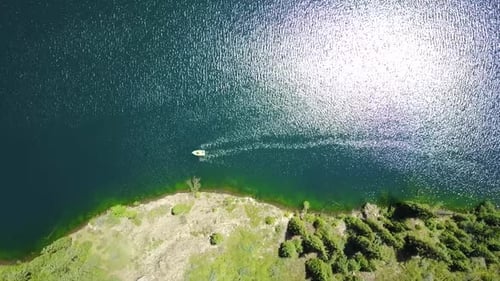 Le lac Kolsay entre collines et montagnes verdoyantes