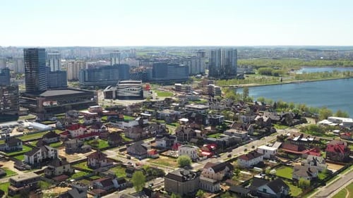 Vista desde lo alto del distrito de Drozdy y del complejo deportivo de Minsk Minsk Arena en Minsk