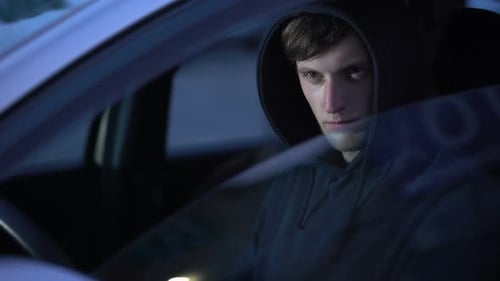 Bewaffneter Agent zielt mit Handfeuerwaffe auf Opfer aus Auto, Mordversuch, Attentat