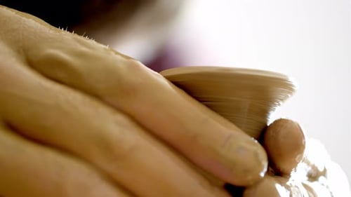 Potter expérimenté crée un magnifique vase en argile à l'aide d'outils professionnels