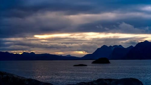 Dramatisch Sonnenuntergang über Meer und Bergen, Norwegen
