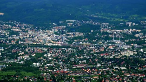 Uma pequena cidade em uma área florestal - vista de cima