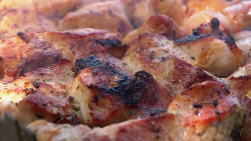 Schaschliks am Spieß werden auf dem Grill zubereitet. Rohes Fleisch gekocht auf Holzkohlegrill