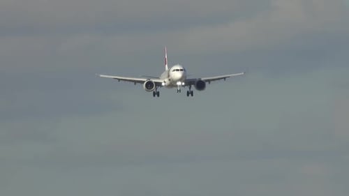 Passagierflugzeug vor Landung