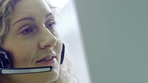 Blonde Callcenter-Betreiberin spricht