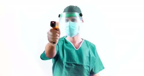 Arzt mit Laserthermometer für Coronavirus
