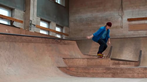 Patineur masculin débutant pratiquant des sauts sur une rampe