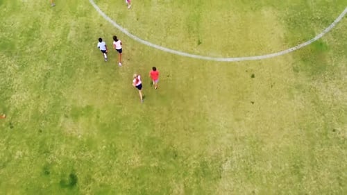 Crianças jogando futebol no parquinho da escola