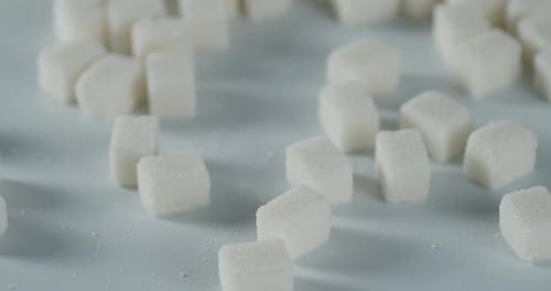 Les cubes de sucre sur la table pivotent lentement