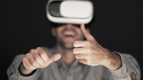 Homme appréciant un simulateur de réalité virtuelle