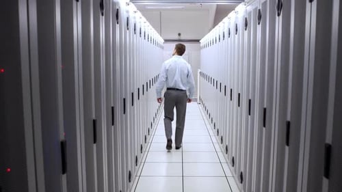 Techniker geht im Serverflur