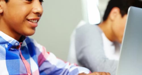 Schüler nutzen Laptop im Klassenzimmer