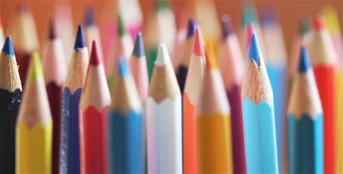 Rotierender Stift auf braunem Hintergrund