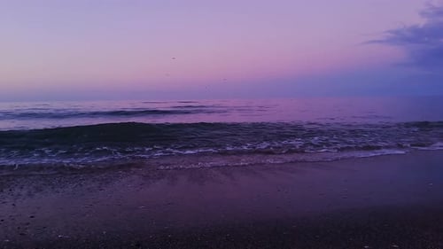 Wellen am Strand bei Sonnenuntergang