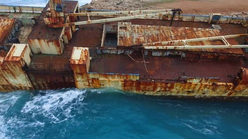 Wrack versunkenes Schiff im Meer oder Meer Umweltkatastrophe Altes rostiges Schiff im Flachwasser