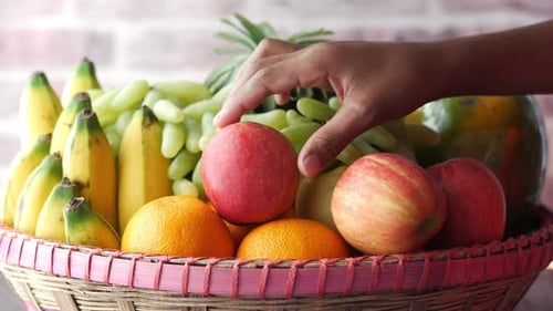 Mélange de fruits dans un bol sur la table