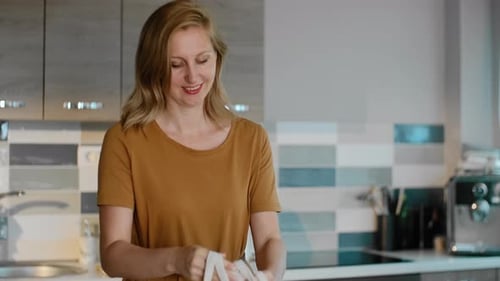 Mujer con alimentos saludables de frutas orgánicas en bolsa ecológica Rbbro
