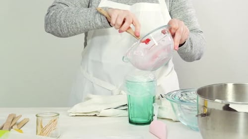 Schritt für Schritt. Flache Lage. Königliche Glasur mischen, um Osterzuckerplätzchen