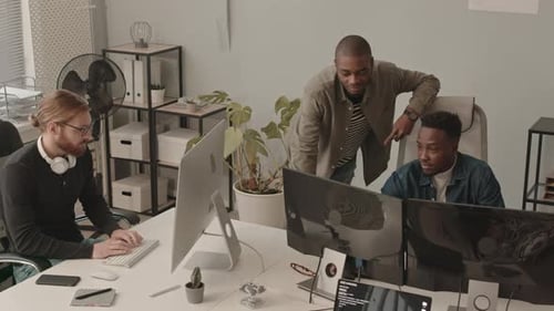 Equipe de programadores trabalhando em coworking in Office