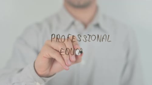 Educação profissional escrevendo na tela com a mão
