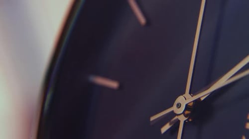 Makroaufnahme einer Uhr im minimalistischen Design mit schneller Scharfschaltung. Zeitraffer mit langsamem Zoomen und Schwenken.
T