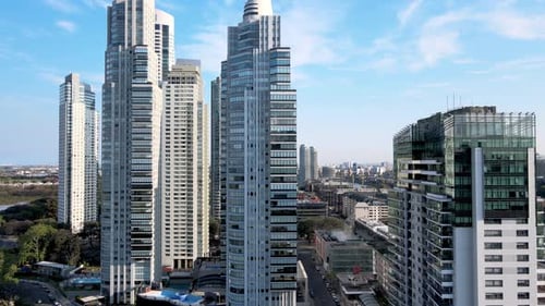 Vista aérea de rascacielos en Puerto Madero, Buenos Aires.