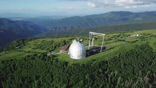Blick von oben auf das Star Research Center. Größtes Teleskop in der Bergregion