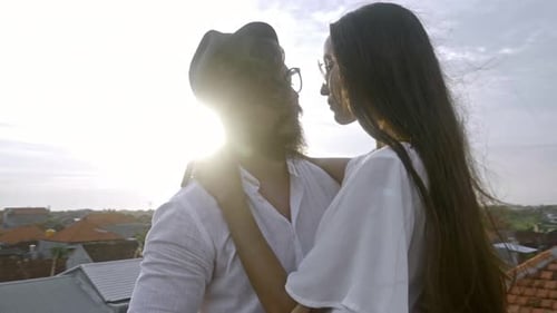 Pareja disfrutando de una noche romántica en la azotea