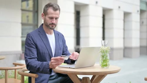 Mann macht erfolgreiche Online-Zahlung auf dem Laptop
