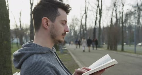Mann liest im Park