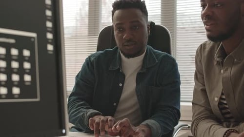 Afroamerikanische Softwareentwickler arbeiten im Team