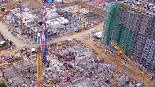 Construcción de un edificio residencial. Grúas y obras de construcción. Imágenes de Zumbido. Sencillo espectáculo de sobrevuelo