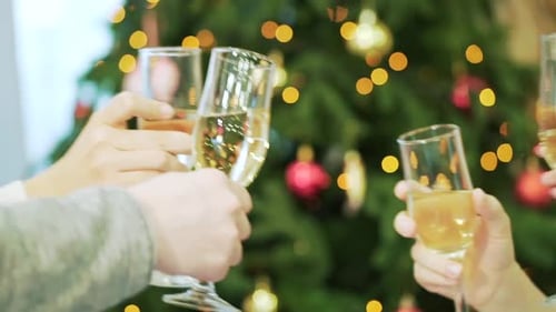 La société tient des verres avec du champagne et du clink