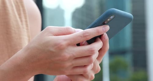 Frau benutzt Handy