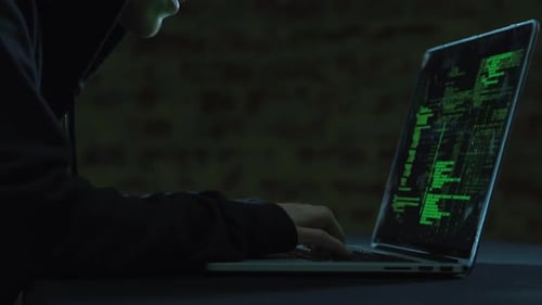 Hacker benutzt Laptop