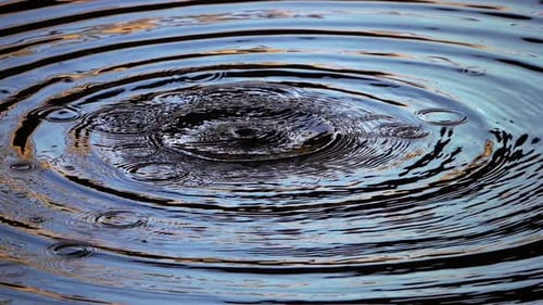 Wassertropfen und Wellen auf dem Seewasser