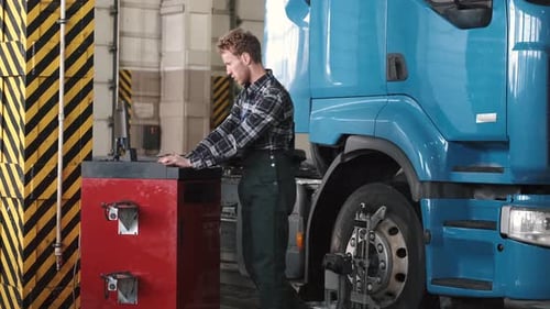 Mécanicien utilisant un ordinateur portable près du compartiment moteur de la voiture